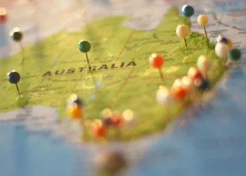Um mapa físico da Austrália com vários marcadores coloridos.