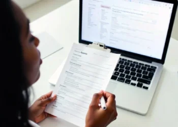 Como Colocar Cursos Online no Currículo e Destacar Suas Qualificações Profissionais