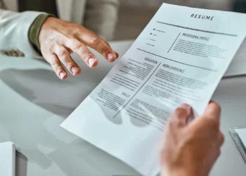 Como colocar no currículo que estou cursando faculdade de forma eficaz